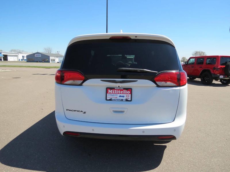 Used 2020 Chrysler Pacifica Touring 4dr Mini VanImage 5