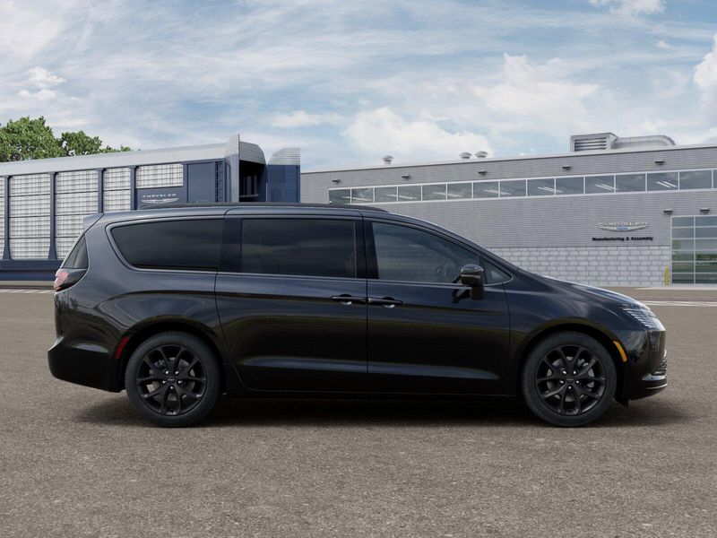 New 2027 Chrysler Pacifica Limited Awd