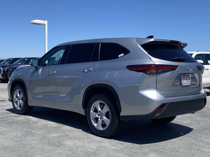 Used 2022 Toyota Highlander LEImage 5