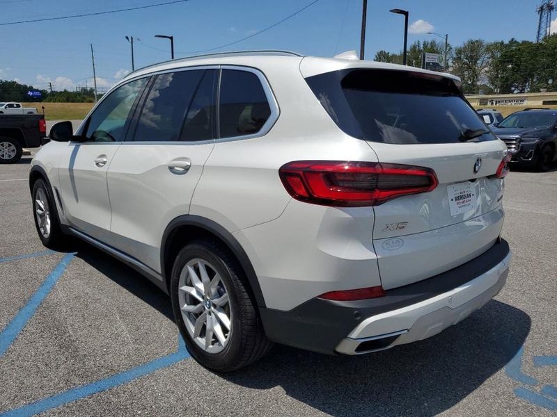 2020 BMW X5 Sports Activity Vehicle xDrive40i in a Mineral White Metallic exterior color and Ivory Whiteinterior. Johnson Dodge 601-693-6343 pixelmotiondemo.com 