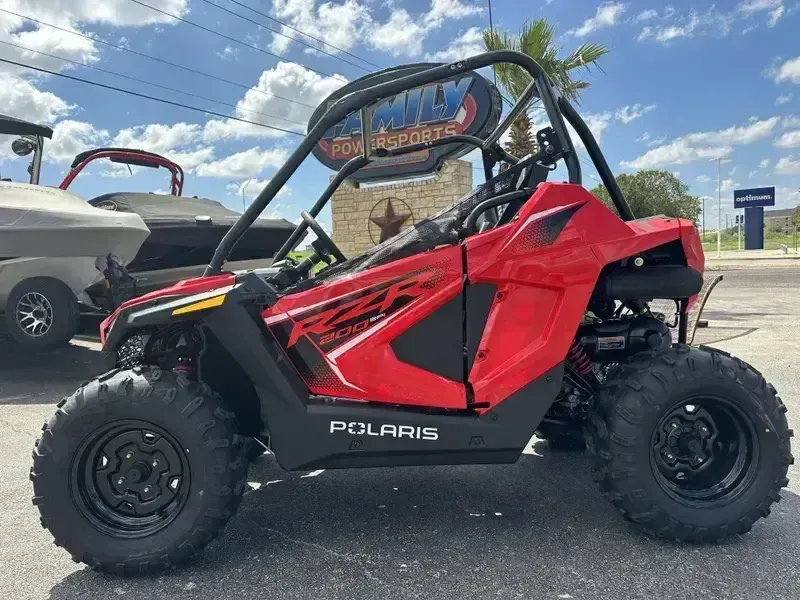 2025 Polaris RZR 200 EFI INDY RED Image 2