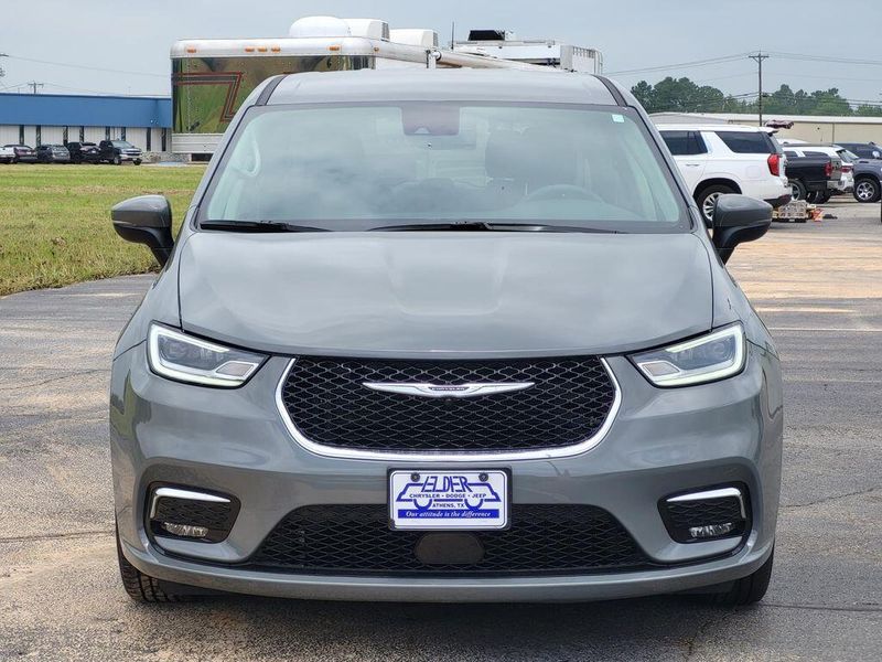 2023 Chrysler Pacifica Touring LImage 2