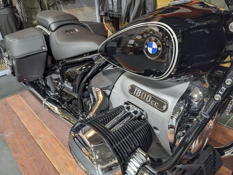 2024 Royal Enfield SUPER METEOR  in a INTERSTELLAR GREY exterior color. Royal Enfield Motorcycles of Miami (786) 845-0052 remotorcyclesofmiami.com 