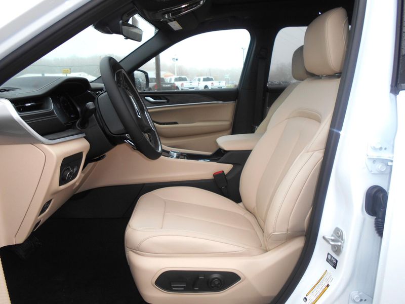 2025 Jeep Grand Cherokee L Limited 4x4Image 6