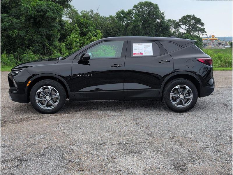 Used 2025 Chevrolet Blazer LTImage 2