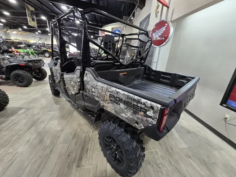 2025 Honda PIONEER 10006 CREW DELUXE Image 5