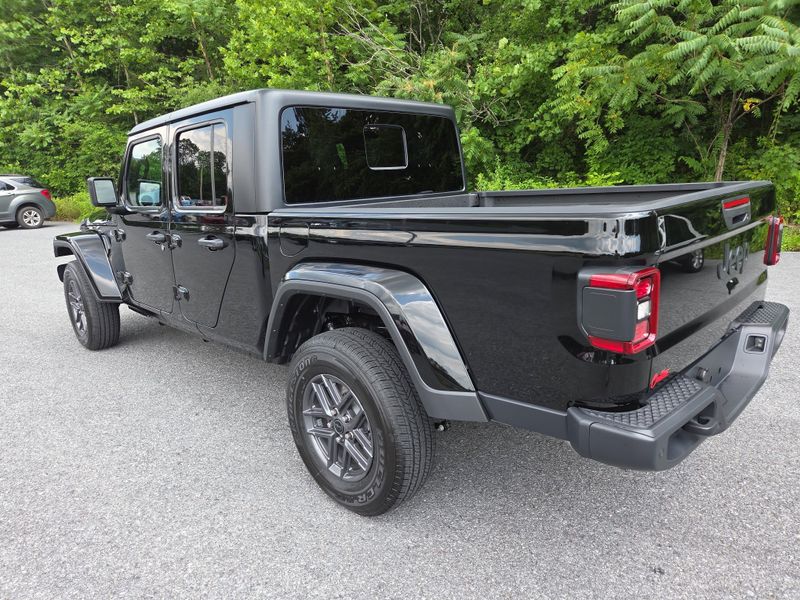 2025 Jeep Gladiator Sport S photo 4