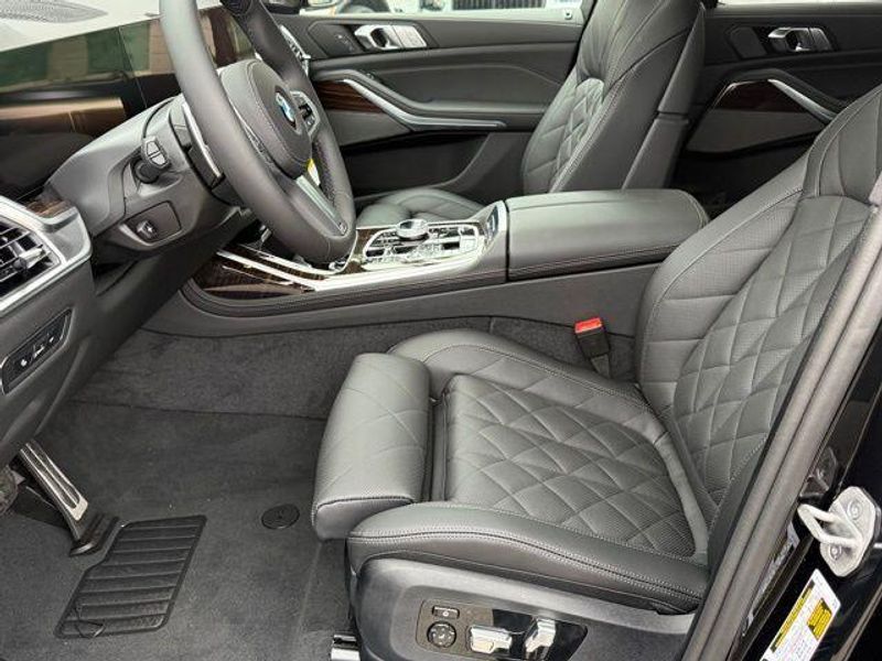 New 2026 BMW X7 xDrive40iImage 17