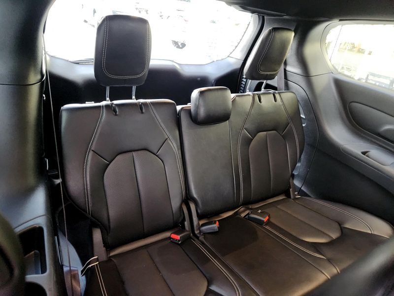 Used 2025 Chrysler Pacifica Select