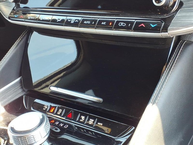 2024 Jeep Wagoneer L Series II photo 8