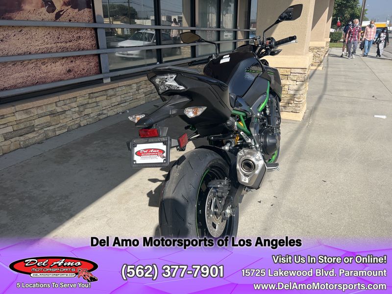 2024 Kawasaki ZR900MRFNL-BK2  in a METALLIC SPARK BLACK/METALLIC MATTE GRAPHENESTEEL GRAY/CANDY LIME GREEN exterior color. Del Amo Motorsports of Los Angeles (562) 262-9181 delamomotorsports.com 