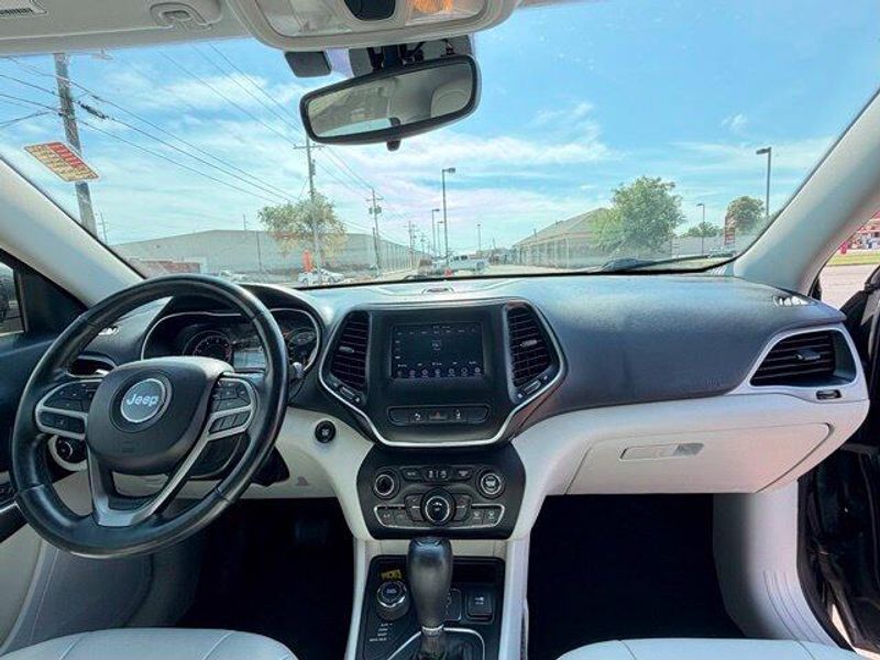 Used 2021 Jeep Cherokee Latitude PlusImage 12