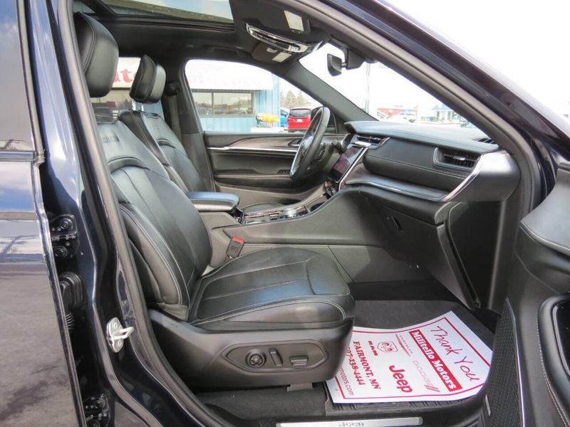 Used 2024 Jeep Grand Cherokee L Overland 4x4 4dr SUVImage 9