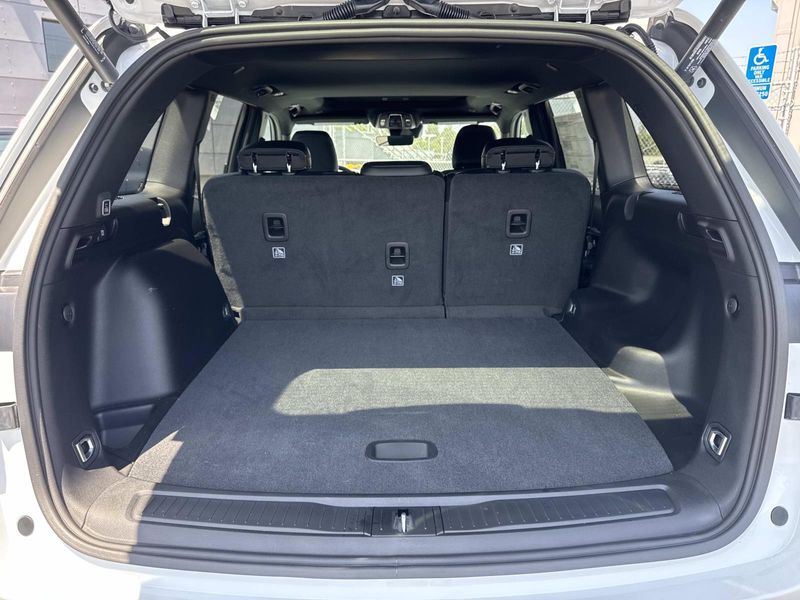 New 2026 Jeep Grand Cherokee Laredo Altitude 4x2
