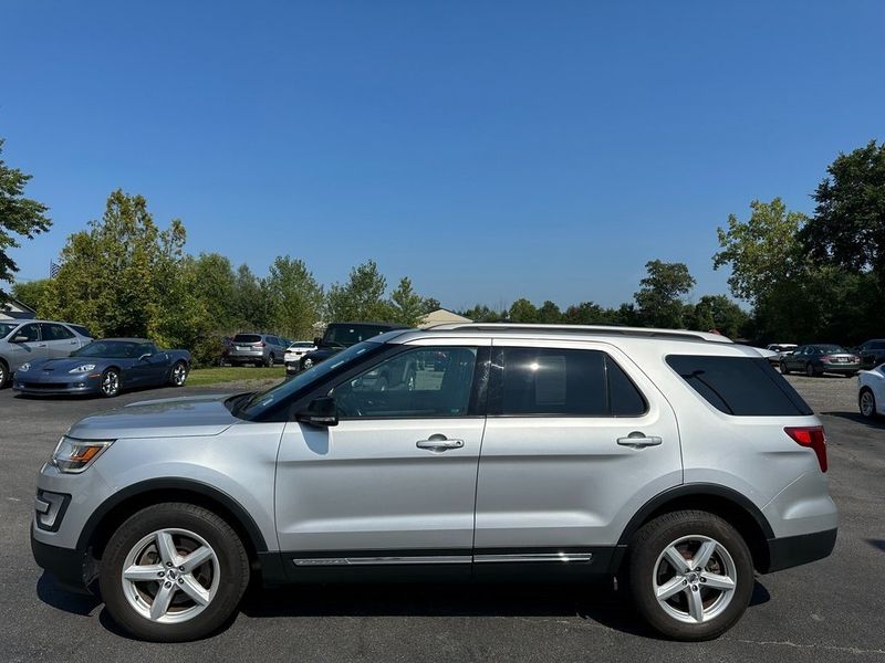 2017 Ford Explorer XLTImage 10