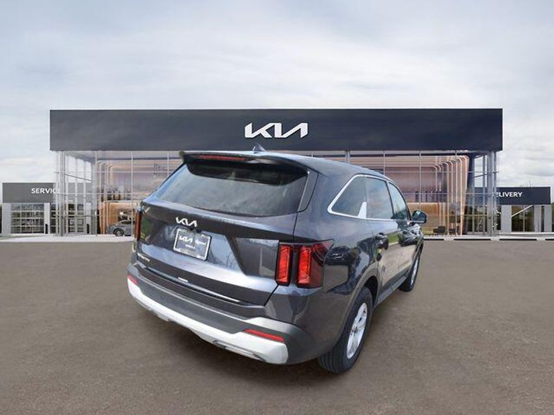 New 2025 Kia Sorento LXImage 4
