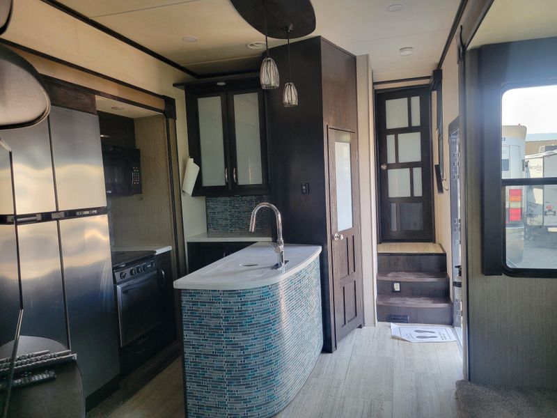Used 2017 GRAND DESIGN MOMENTUM M- 388M Image 9