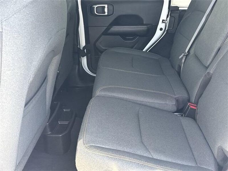 2024 Jeep Wrangler Sahara 4xe photo 16