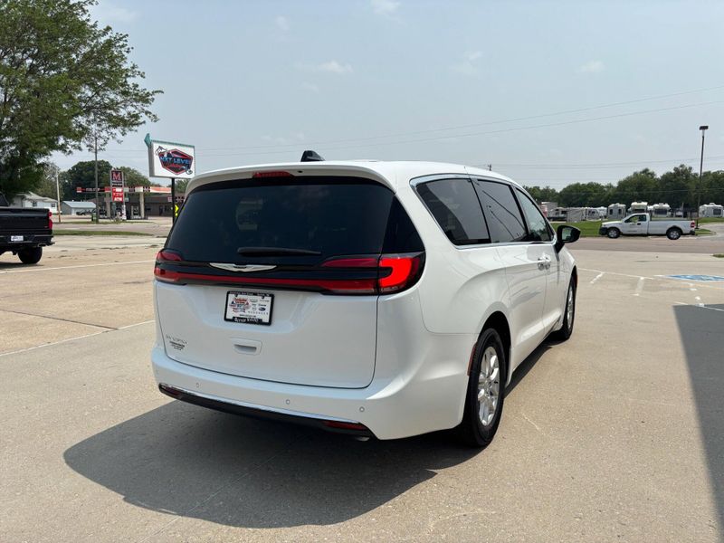 New 2025 Chrysler Pacifica SelectImage 9