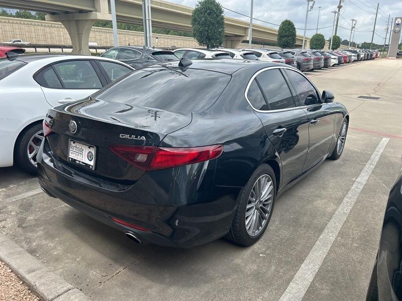 2018 Alfa Romeo Giulia TiImage 3
