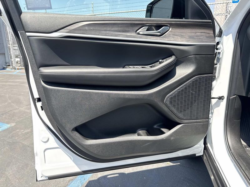 New 2026 Jeep Grand Cherokee Laredo Altitude 4x2
