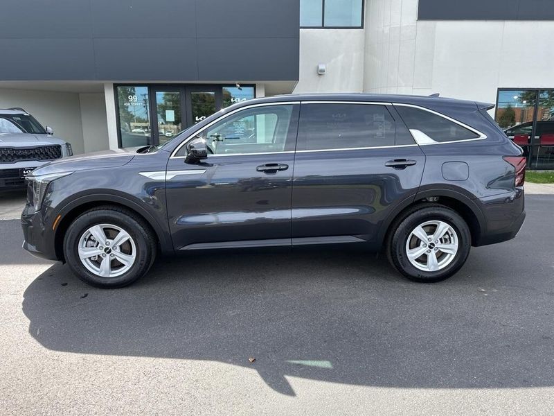 2025 Kia Sorento LX photo 2