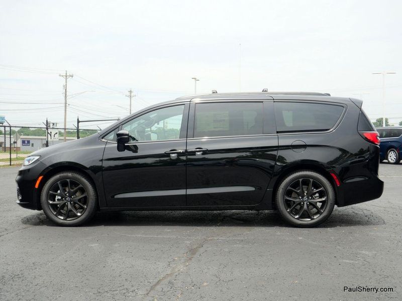 2025 Chrysler Pacifica LimitedImage 10