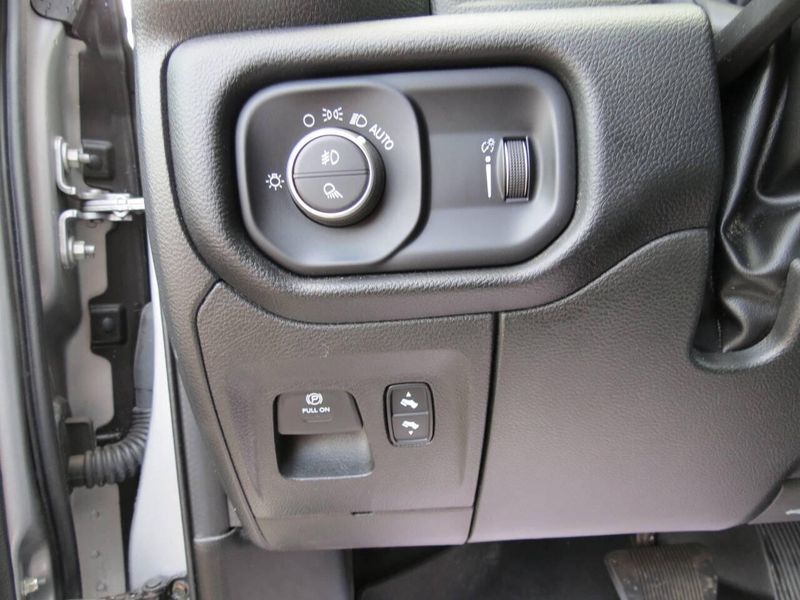 Used 2022 RAM 1500 Big Horn 4x4 4dr Crew Cab 6.4 ft. SB PickupImage 12