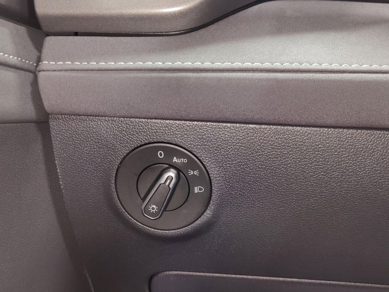 Used 2025 Volkswagen Taos SE Black AWD w/SunroofImage 24