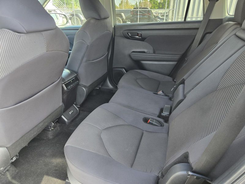 Used 2024 Toyota Highlander LE FWD (Natl)