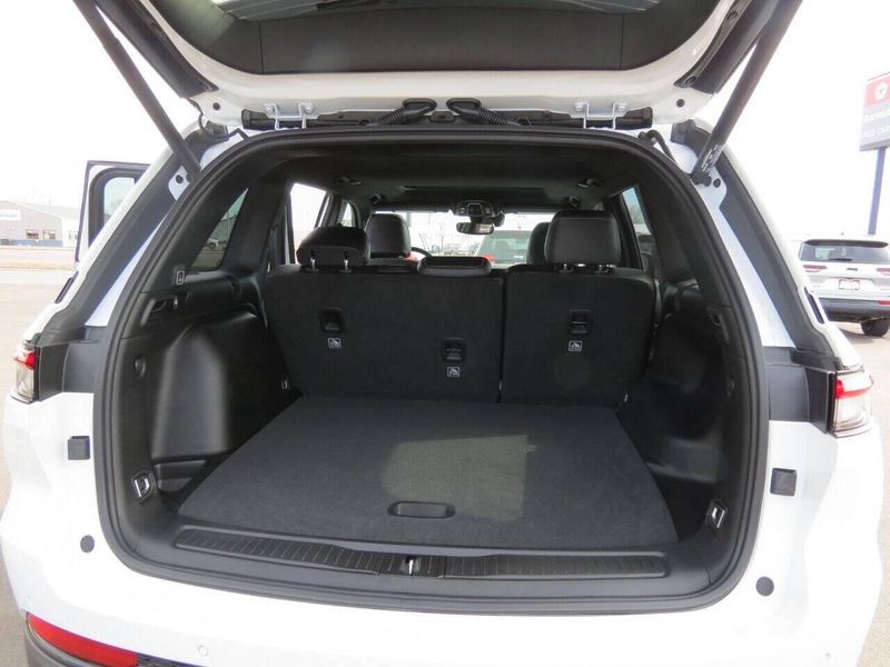 Used 2025 Jeep Grand Cherokee Altitude 4x4 4dr SUVImage 15