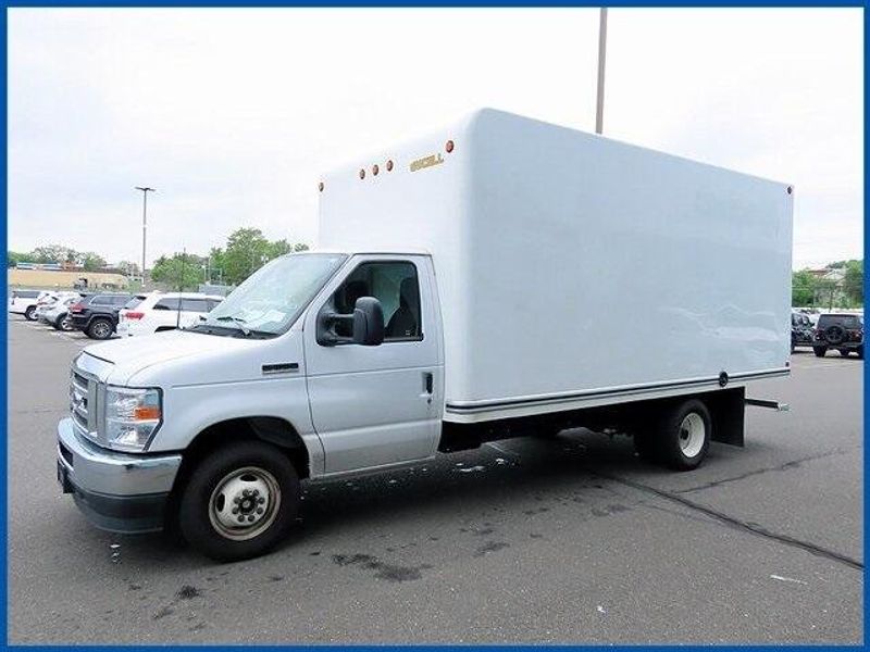 2025 Ford E-350 Cutaway BaseImage 1