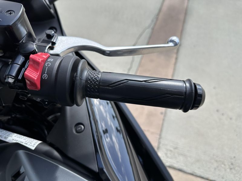 2025 Yamaha YZF-R3 Image 13