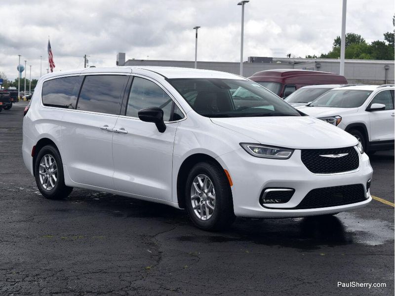 New 2025 Chrysler Pacifica SelectImage 16