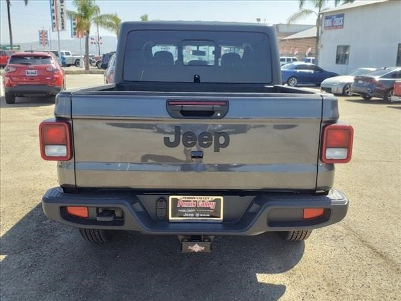2023 Jeep Gladiator Sport S 4x4 in a Granite Crystal Metallic Clear Coat exterior color and Blackinterior. Perris Valley Chrysler Dodge Jeep Ram 951-355-1970 perrisvalleydodgejeepchrysler.com 