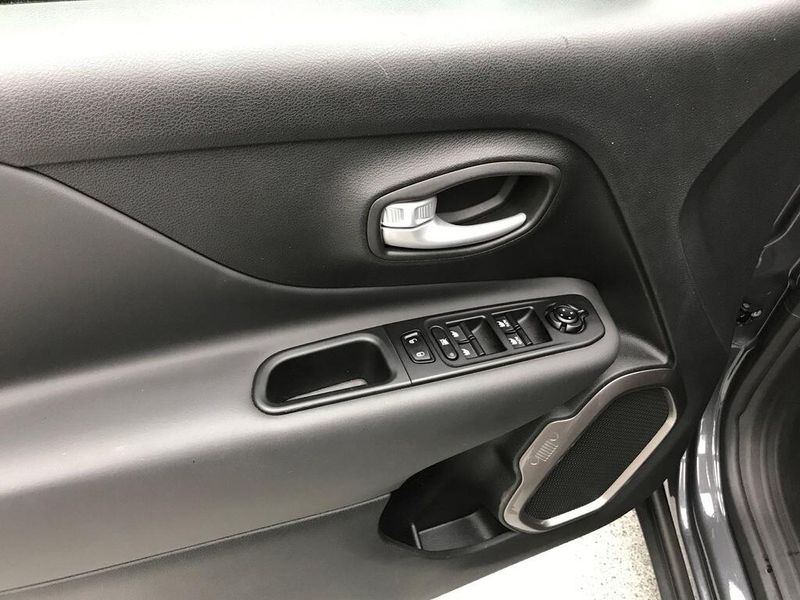 Used 2023 Jeep Renegade LatitudeImage 3