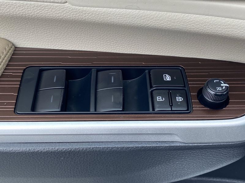 2023 Toyota Sienna XLEImage 21