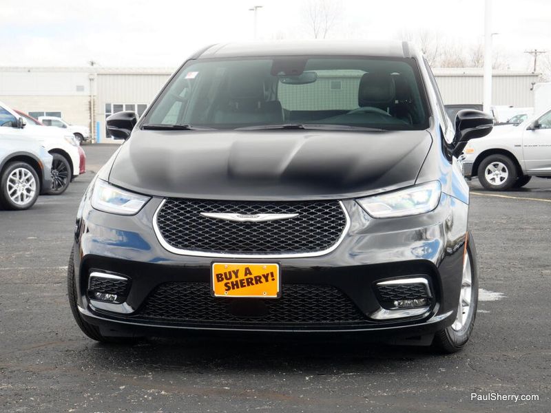 Used 2025 Chrysler Pacifica Select