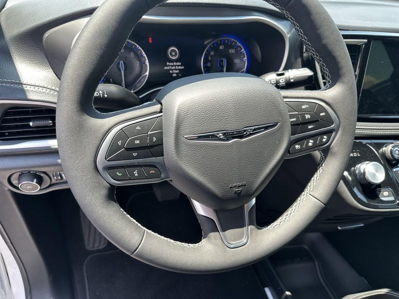 New 2025 Chrysler Pacifica SelectImage 20