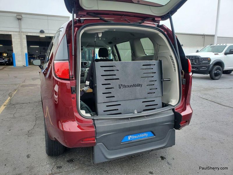 2023 Chrysler Voyager LXImage 13