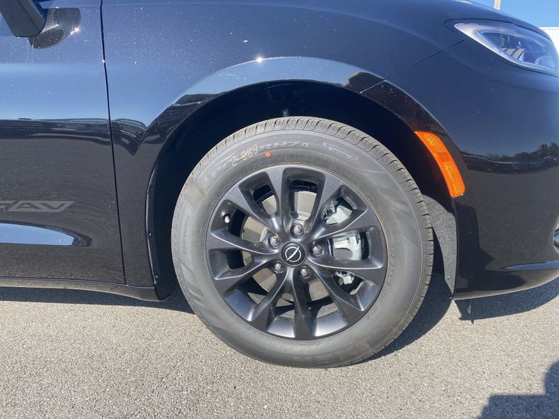 2025 Chrysler Pacifica photo 8