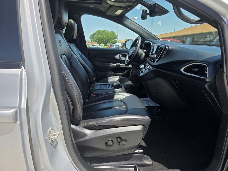 Used 2023 Chrysler Pacifica Touring LImage 17