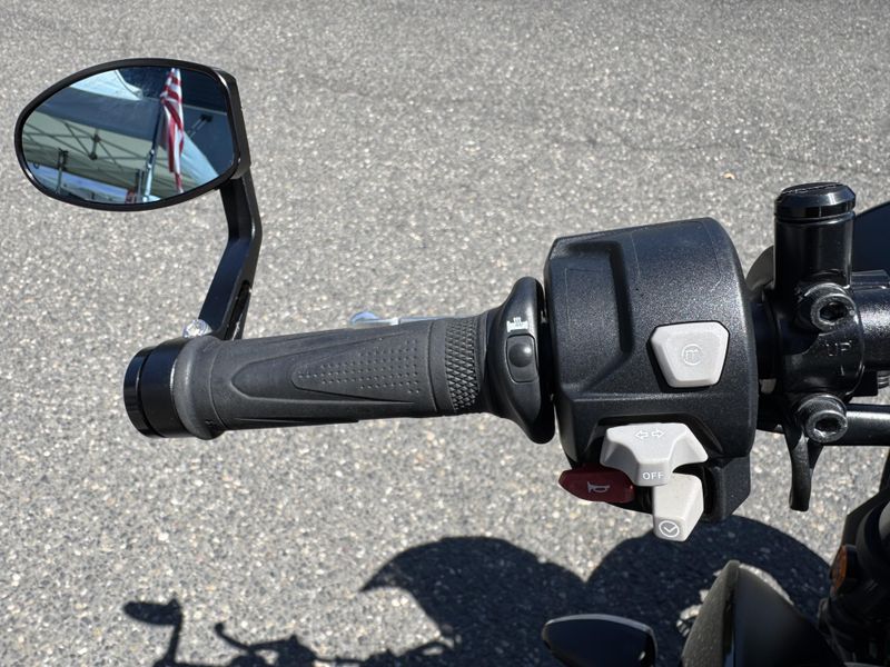2019 Triumph Street Triple R LRH - JET BLACK 