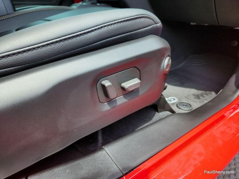 New 2025 Jeep Wrangler 4-door SaharaImage 34
