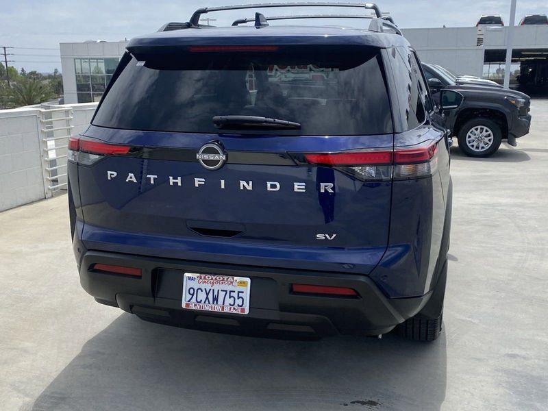 2022 Nissan Pathfinder SVImage 5