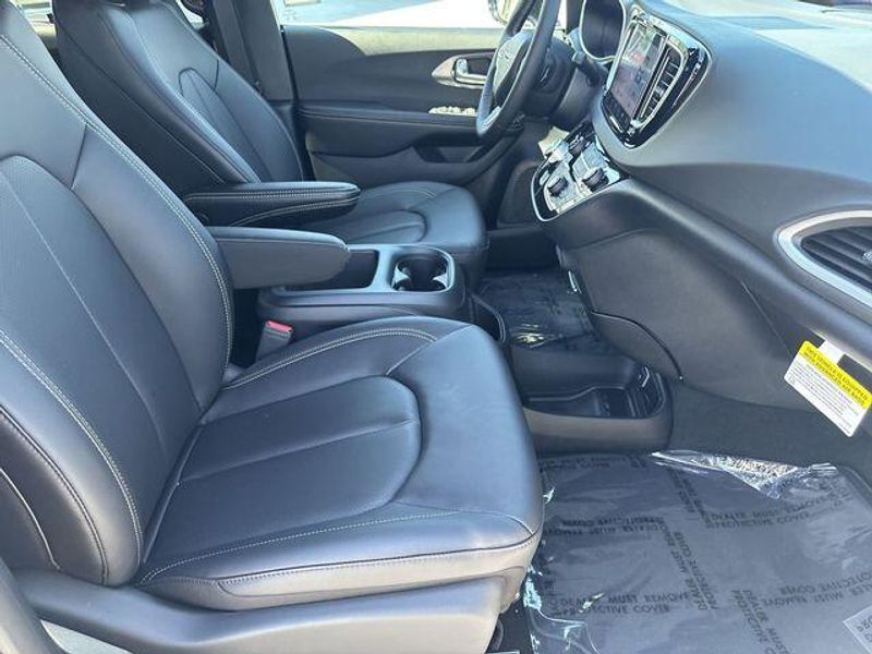 New 2026 Chrysler Voyager LxImage 12