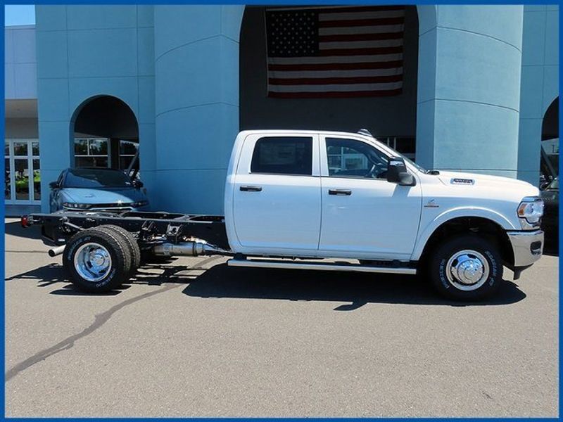 2024 RAM 3500 Chassis Cab TradesmanImage 2