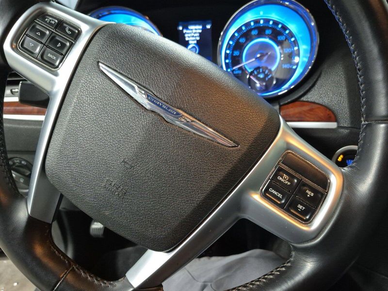 2012 Chrysler 300 LimitedImage 23