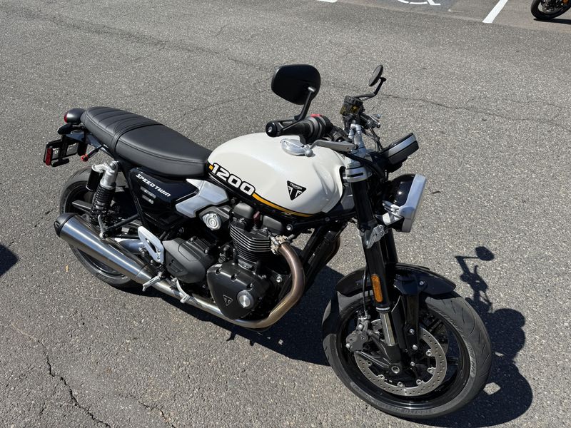 2025 Triumph Speed Twin 1200 - CRYSTAL WHITE - SAPPHIRE BLACK
