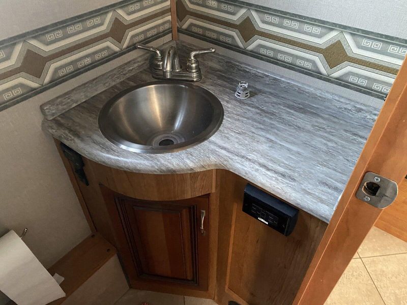 Used 2016 HOLIDAY RAMBLER VACATIONER 34ST MOTOR HOME Image 31